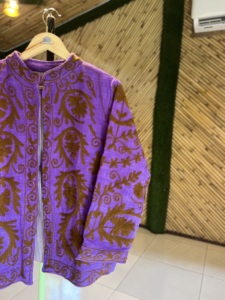 Blouson bomber brodé à la main unisexe |   Coton tricoté brodé de fleurs violettes pour l'automne/hiver |   Écologique Bohème Ethnique - Product Image 3