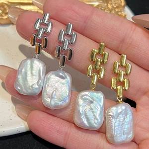 Boucles d'oreilles en perles baroques de luxe léger pour femmes, forme naturelle d'eau douce, vente en gros de Zhuji, chaîne en bloc - Product Image 1