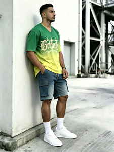 Conjunto de 2 Piezas de Ropa Urbana para Hombre: Camiseta con Cuello en V y Estampado de Letras Góticas en Degradado Verde y Amarillo y Pantalones Cortos Cargo de Mezclilla - Product Image 1