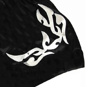 Shorts de Muay Thai personnalisés pour hommes, noir, broderie argentée, coupe large, MMA, Kickboxing, ajustement régulier, polyester extensible, vente en gros OEM - Product Image 3