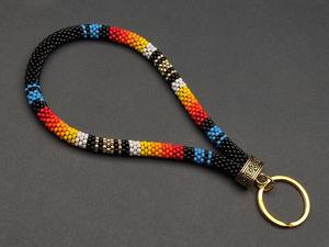 Porte-clés de poignet tendance fait main pour femme avec perles et motif décoratif noir, rouge, orange, jaune, blanc, bleu, or, avec anneau doré - Product Image 4