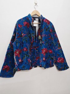 Veste bomber en velours à imprimé floral bleu de Best Design, manteau d'hiver de luxe pour femmes, vêtements de mariée bohèmes, cadeau élégant pour demoiselle d'honneur - Product Image 6
