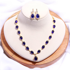Ensemble collier et boucles d'oreilles en laiton artisanal plaqué or, forme poire, pierre bleue, pour mariage et fêtes nuptiales - Product Image 1