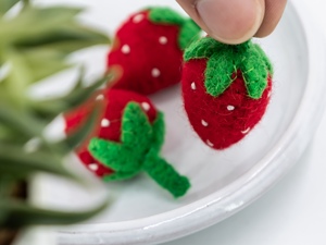 Juguete Educativo de Fresa de Fieltro de Lana Hecho a Mano de 4 cm, Fruta de Fieltro, Comercio Justo, Suministro Artesanal Ético, Venta al por Mayor a Granel - Product Image 2