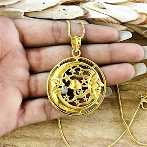Pendentif lune croissante bohème au design unique, bijoux ethniques en laiton pour femmes, plaqué or 18 carats, médaillon soleil et étoile célestes, vente en gros OEM - Product Image 2