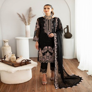 Robes panjabi pakistanaises brodées en mousseline de soie pour femmes sur des costumes trois pièces en mousseline de soie Designers pakistanais par Ramsha Vol R-11 - Product Image 6