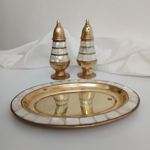 Ensemble de salière et poivrière en nacre et métal doré avec plateau, vaisselle décorative haut de gamme pour la maison et l'hôtellerie - Product Image 4