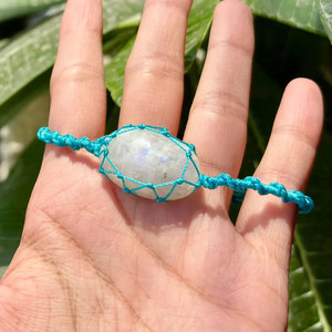 สร้อยข้อมือหินมูนสโตนทำมือ เชือกสีน้ำเงิน หินมูนสโตนธรรมชาติ ปรับขนาดได้ เครื่องประดับสไตล์โบโฮสำหรับผู้หญิง - Product Image 2