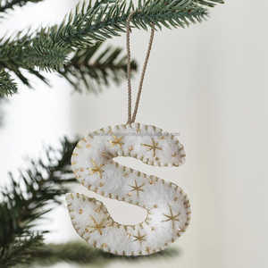 Adorno Navideño de Fieltro Hecho a Mano con la Letra C, Decoración Colgante Bordada en Blanco y Dorado para Árboles de Navidad y Regalos Personalizados - Product Image 3