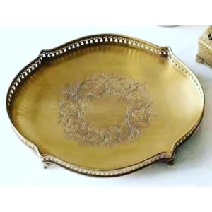 Plateau de service vintage en laiton aux tons chauds, servant également de centre de table décoratif lorsqu'il n'est pas utilisé - Product Image 5