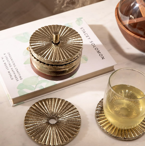 Posavasos ovalados de latón dorado con un elegante patrón geométrico de diamantes en relieve, disponibles a precios de mayorista. - Product Image 6
