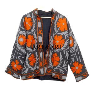 Chaqueta de mujer con bordado floral hecho a mano, estilo Suzani, entallada, acolchada, transpirable, ecológica, para invierno, para uso en exteriores. - Product Image 1