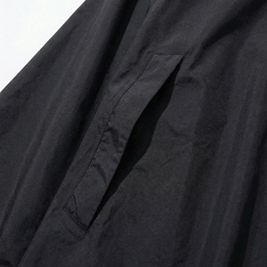 Veste poncho à capuche noire |   Manteau imperméable surdimensionné à demi-zip |   Veste coupe-vent unisexe streetwear |   Fabricant OEM personnalisé - Product Image 4