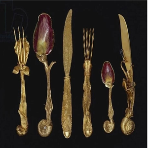 Cubiertos magníficos que exhiben líneas doradas fluidas y exquisitos motivos vegetales, opciones de primera calidad para nuestro comercio al por mayor. - Product Image 5