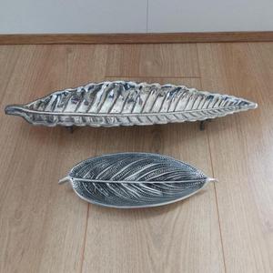 Leaf-Shaped Polished Metal Serving Tray With Handle For Snacks And Desserts Decorative Silver Leaf Trays For Home <b>Parties</b> - Product Image 5