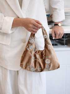 Sac à main Potli brodé en brocart synthétique fait main, motif floral perlé, accents de perles, pochette de mariage, artisanat d'art - Product Image 2