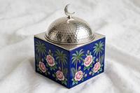 Boîte à dattes en métal émaillé bleu roi avec couvercle en forme de dôme et motif floral de rose, pot de rangement de luxe, coffret cadeau