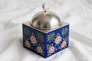 Caja de Metal Esmaltada Azul Rey con Tapa de Cúpula y Diseño Floral de Rosas y Palmeras, Tarro de Almacenamiento, Caja de Regalo de Lujo - Product Image 2