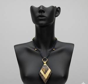 Colgante Artesanal de Cuerno de Búfalo My Druther Persona con Latón Texturizado con Diamantes Incrustados sobre Hilo de Algodón Tejido con Cuentas Metálicas - Product Image 3