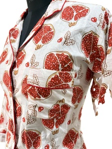 Camisa para mujer blanca de algodón con estampado de Granada roja con botones de manga larga - Product Image 4
