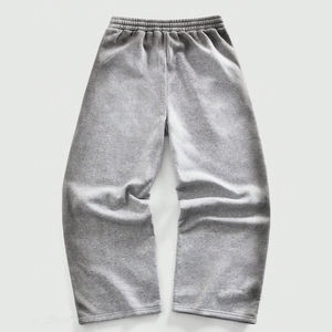 Pantalones de chándal personalizados con estampado de letras, teñido por pulverización, con dobladillo curvo, estilo urbano, para venta al por mayor - Product Image 2