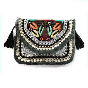 Sac de soirée élégant en jute fait main avec un motif de pièces de monnaie brodé à la main et des accents décoratifs en métal acrylique - Product Image 1