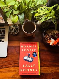 Normal People de Sally Rooney, libro en inglés de bolsillo, historia de amor moderna. - Product Image 3
