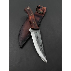 Cuchillo de Caza Jexa de Acero Forjado con Hoja Fija, Borde Parcialmente Dentado, Mango de Madera de Paddock y Funda de Cuero para Acampar al Aire Libre - Product Image 1