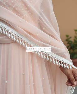 Encaje de perlas blancas premium con cuentas en forma de gota para decoración de sarees, lehengas y vestidos de novia, y muchas otras prendas. - Product Image 2