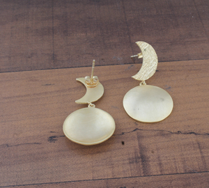 Pendientes de Luna Creciente Chapados en Oro al por Mayor, Joyería Celestial Vintage para Mujer, Proveedor para Boutiques - Product Image 3