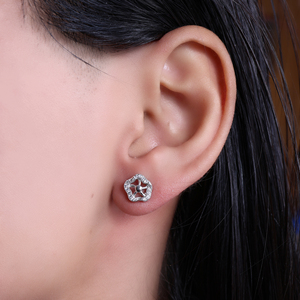 Boucles d'oreilles clous en diamant floral de créateur faites à la main - Bijoux élégants et étincelants en forme d'étoile de mer pour femmes et jeunes filles - Product Image 1