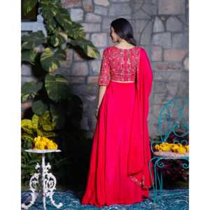 Ensemble de lehenga de mariage en satin rose taille XS Noor, coupe ajustée, avec blouse brodée à manches longues - Product Image 2
