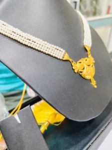 Conjunto de collar de perlas de oro macizo de 22 quilates, cuatro capas de perlas blancas, colgante floral, joyería nupcial india tradicional para mujeres - Product Image 4