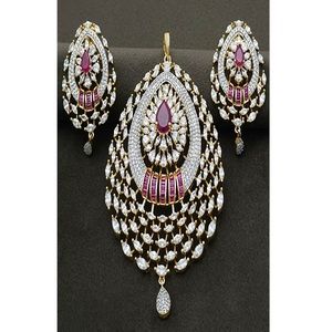 Elegante Juego de Collar y Pendientes de Diseño con Acabado Dorado y Blanco de Primera Calidad para Bodas y Fiestas, Colección para Mujer - Product Image 1