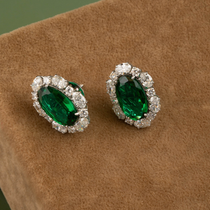 Boucles d'oreilles élégantes en or blanc 14 carats avec 260 CTW de diamants ronds et ovales, motif floral botanique et pierres vertes - Product Image 1