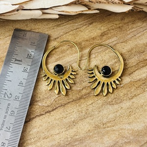 Boucles d'oreilles tendance en laiton très demandées, créoles bohèmes en onyx, bijoux tribaux en laiton pour femmes, plaqué or 18 carats, motif soleil céleste, vente en gros/OEM - Product Image 4
