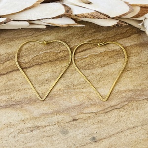 Pendientes de aro con forma de corazón, joyería minimalista de latón para mujer, chapados en oro de 18k, con textura geométrica, para venta al por mayor/OEM/ODM. - Product Image 1