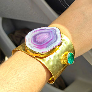กำไลข้อมือแบบหนาประดับพลอยอาเกตสีม่วงและเพชร CZ ดีไซน์โดดเด่น ชุบทอง 18k บนทองเหลือง ผิวสัมผัสแบบตอกลาย ปรับขนาดได้ - Product Image 4