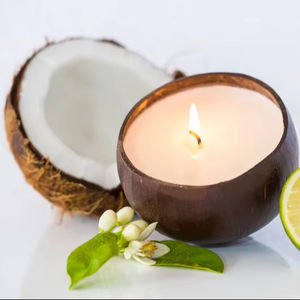 Vela aromática de lujo hecha a mano con cáscara de coco y cera de coco natural, vela decorativa ecológica para el hogar. - Product Image 1