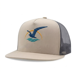 Gorra Trucker de Visera Plana de Alta Calidad al por Mayor, Bicolor Gris con Malla, Cierre de Plástico Ajustable, Visera Plana, Bordado Personalizado - Product Image 2