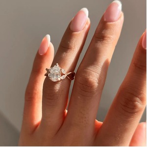 Anillo de compromiso de oro amarillo de 14 quilates con diamante cultivado en laboratorio de corte pera de 1.25 quilates y diseño infinito - Product Image 1