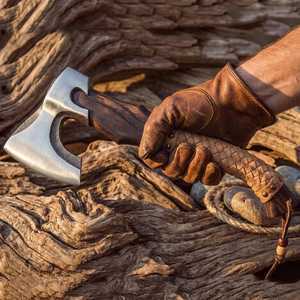 Hache viking forgée à la main UA Supplies, lame en acier de qualité industrielle, manche en bois, hachette, logo personnalisé OEM, outil de camping en plein air - Product Image 3