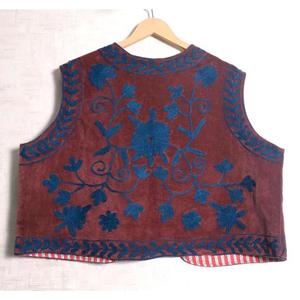 Chaleco de terciopelo con bordado Suzani para mujer, hecho a mano, estilo bohemio, floral, vintage, de diseñador, para festivales. - Product Image 4