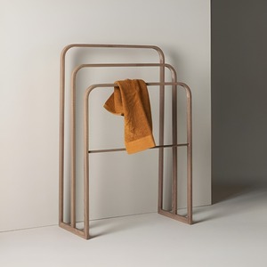 Decorative Floor Standing Metal Towel Stand For Bathroom <b>With</b> Elegant Structure And Durable Iron <b>Frame</b> Design - Product Image 3