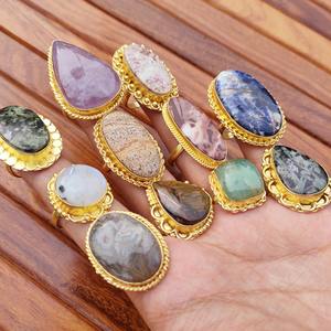 Anillo de latón estilo bohemio multicolor con piedras preciosas naturales para meditación, sanación energética y regalos. Disponible para exportación. - Product Image 3