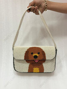 Pochette de soirée OEM en crème perlée à la main avec portrait de chiot et intérieur en satin pour marque privée, vente en gros et exportation - Product Image 3