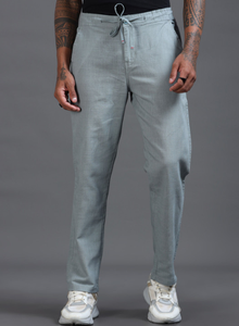 Pantalones de algodón premium para hombre, azules, de corte relajado, tiro medio, con cuatro bolsillos, cierre de botón y cordón. - Product Image 3