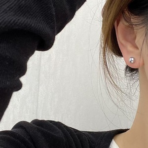 Pendientes de Perlas Akoya de Agua Salada de 6-7 mm, Casi Circulares, No Seccionadas, Azul Eléctrico con Aguja de Plata - Product Image 1