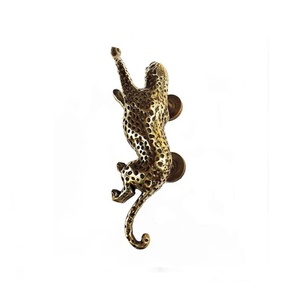 Manija de puerta de hierro forjado resistente al óxido, fácil de instalar, con diseño de guepardo en tonos dorados y un patrón de lunares. - Product Image 2