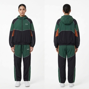Survêtement coupe-vent pour femme avec doublure en mesh - Ensemble 2 pièces à capuche pour tenue décontractée Marque privée - Product Image 1